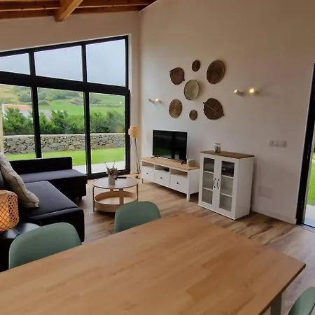 Bird House By Pontanegraazores Altares